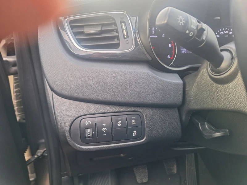 Kia Carens 1.7 CRDI - 136 к.с. - NAVI, снимка 10 - Автомобили и джипове - 48041239