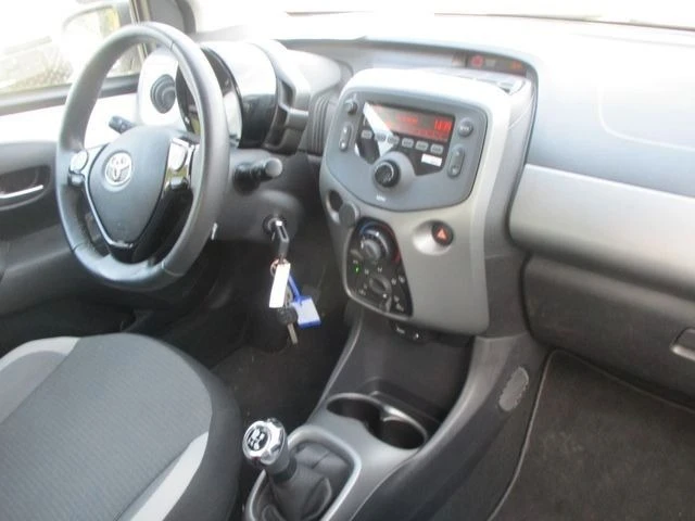 Toyota Aygo  1.0 VVT-i 5T, снимка 9 - Автомобили и джипове - 45596714