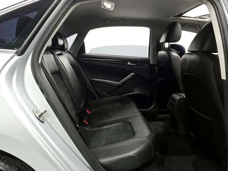 VW Passat 2.0 TDI, снимка 12 - Автомобили и джипове - 54298570