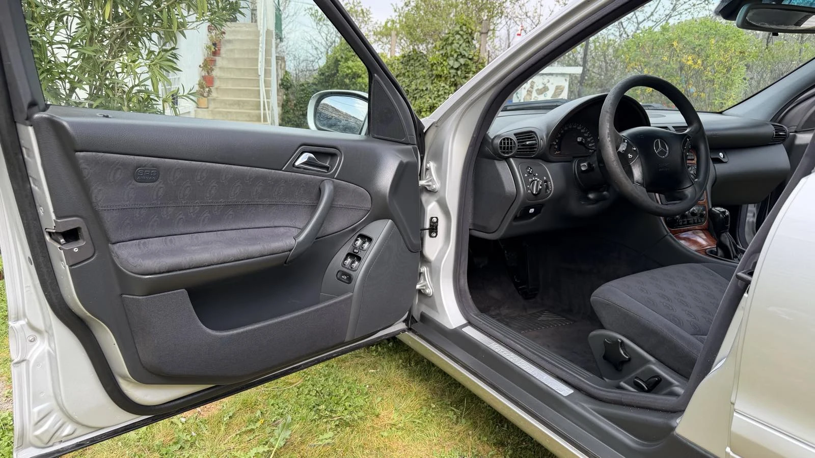 Mercedes-Benz C 180 Kompressor, снимка 4 - Автомобили и джипове - 54208778