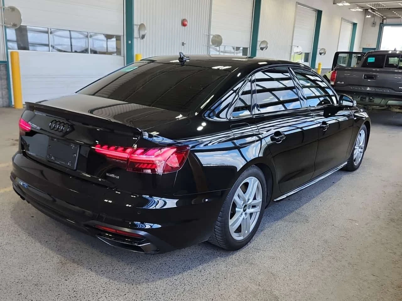 Audi A4 SLINE/TECHNIK/CARFAХ/Дистроник/Подгрев/Обдух/+ ГУМ, снимка 3 - Автомобили и джипове - 54512398