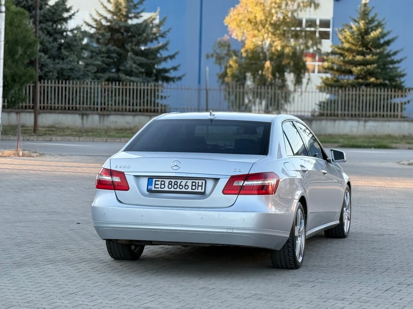 Mercedes-Benz E 220, снимка 10 - Автомобили и джипове - 55124367