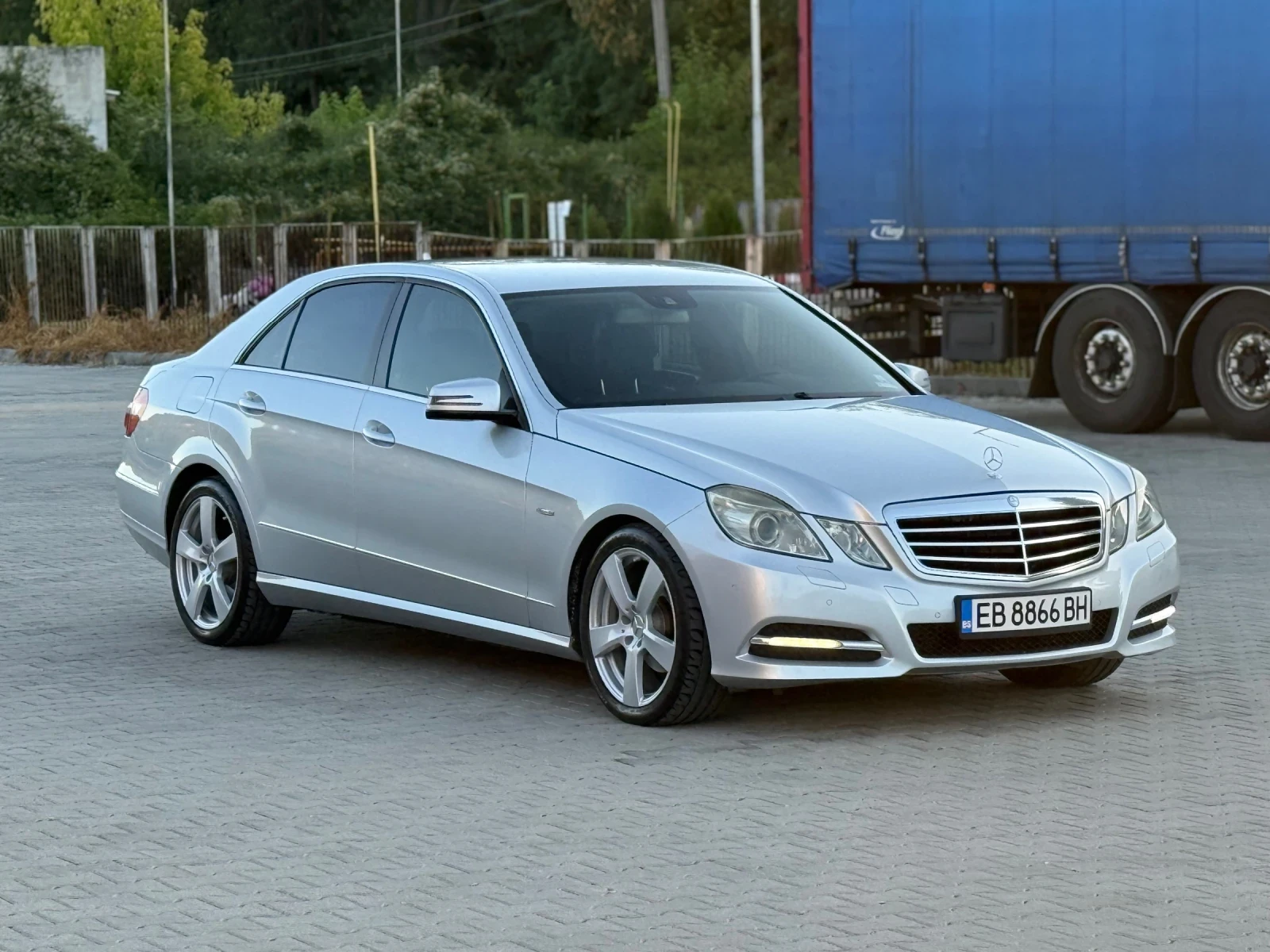 Mercedes-Benz E 220, снимка 6 - Автомобили и джипове - 55124367