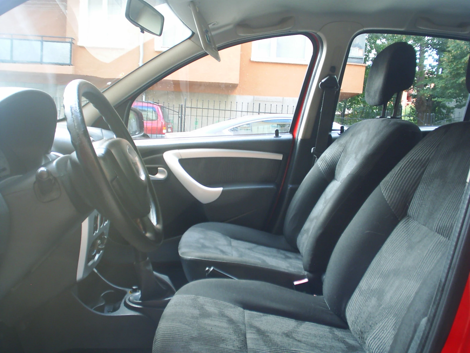 Dacia Sandero 1.2 16V 75k.c., снимка 8 - Автомобили и джипове - 56182356