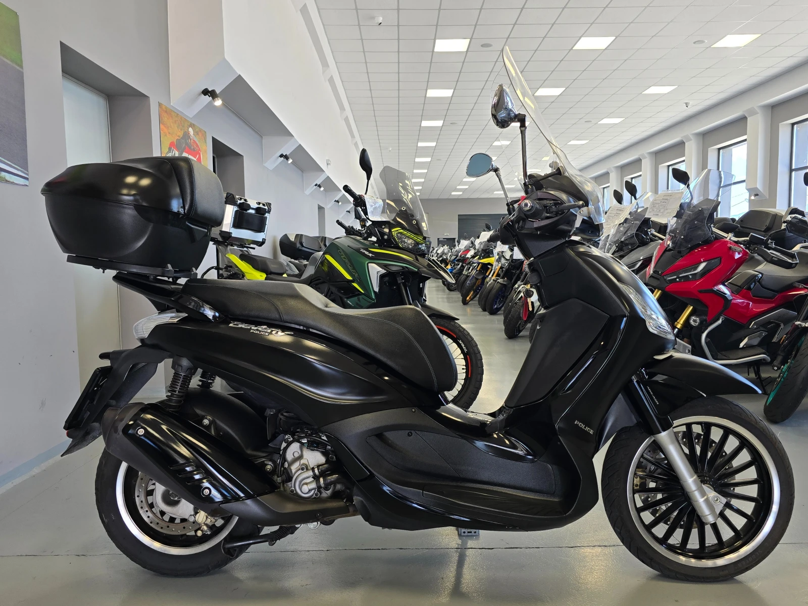 Piaggio Beverly 300ie, Police, ABS-ASR, 2020г., снимка 3 - Мотоциклети и мототехника - 54884035