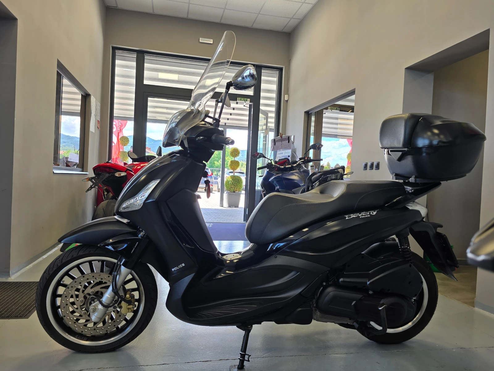 Piaggio Beverly 300ie, Police, ABS-ASR, 2020г., снимка 5 - Мотоциклети и мототехника - 54884035