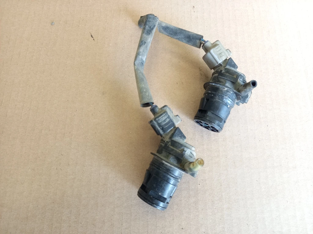 Помпа чистачки Тойота Рав4 2.2д (9)