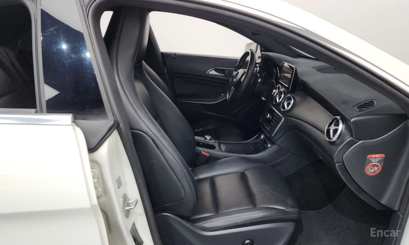 Mercedes-Benz CLA 200, снимка 11 - Автомобили и джипове - 52962199