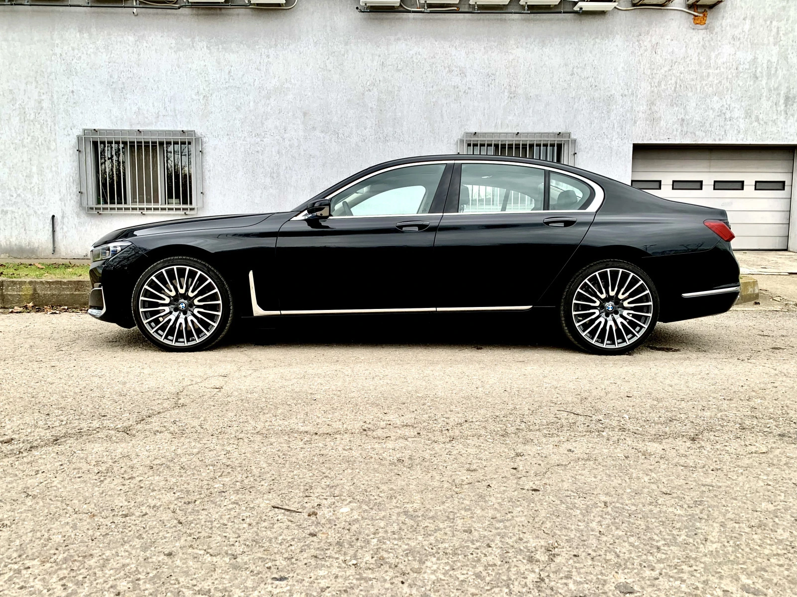 BMW 750 xDRIVE, HEAD-UP, HARMAN/KARDON. Гаранция - изображение 2