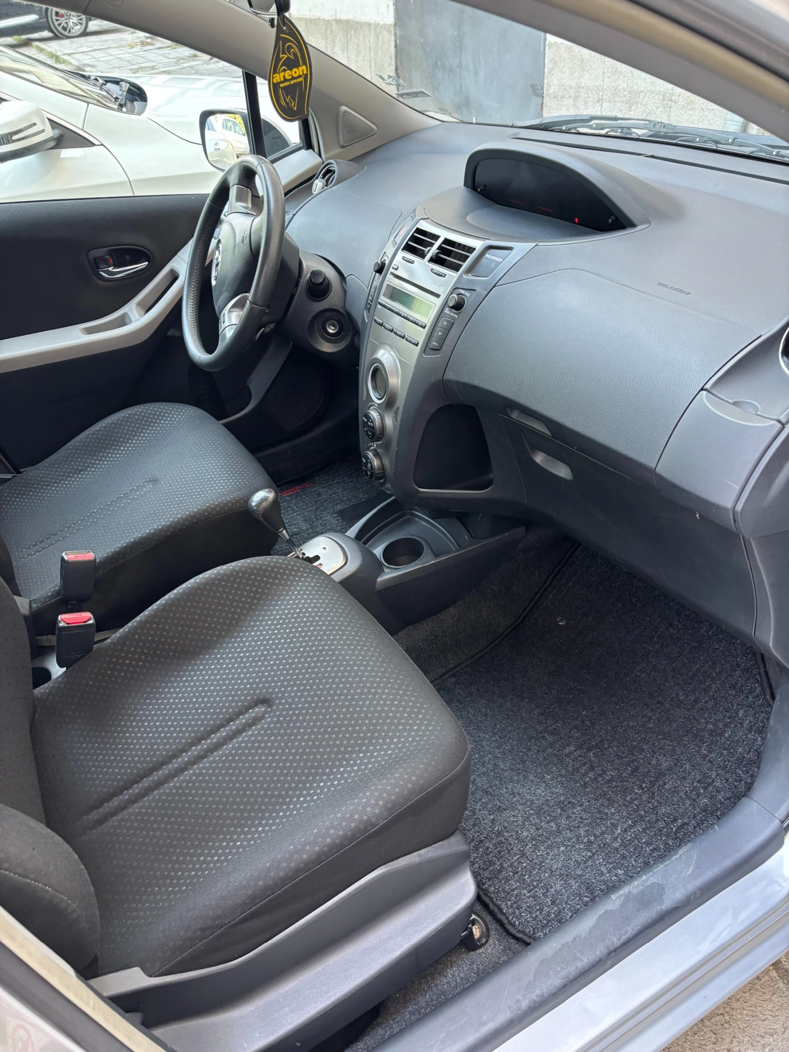 Toyota Yaris Автомат - изображение 6
