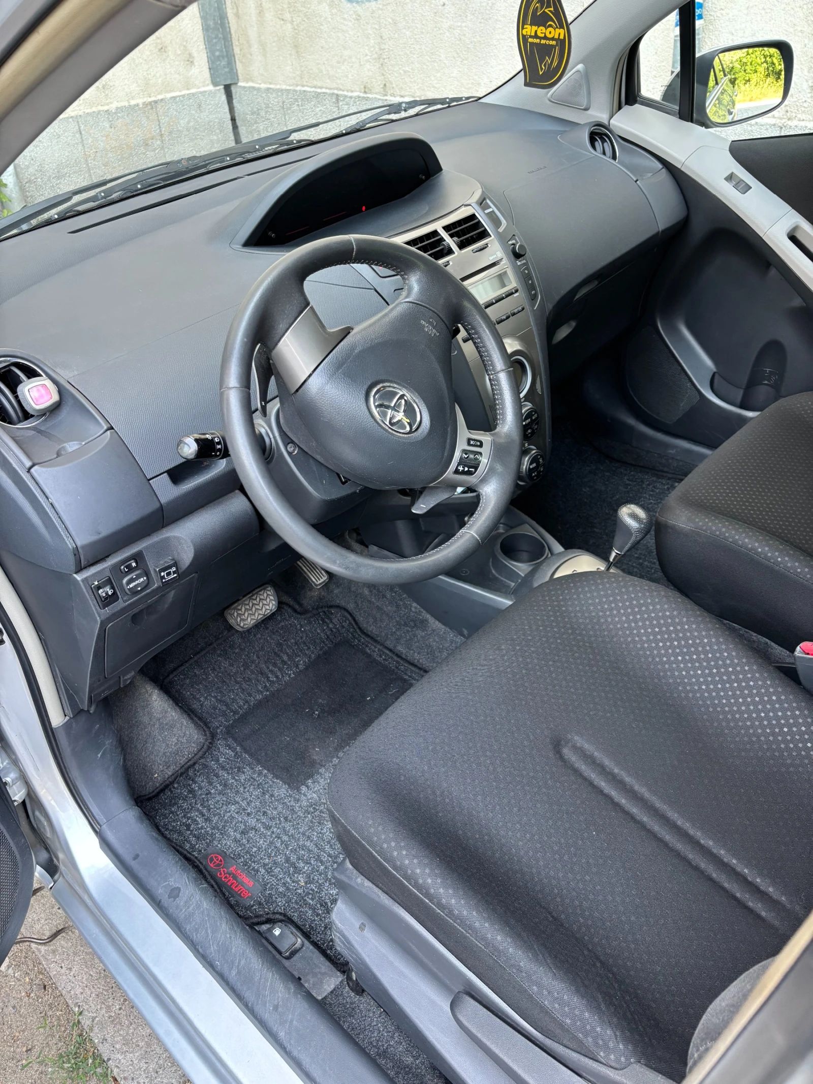 Toyota Yaris Автомат - изображение 5