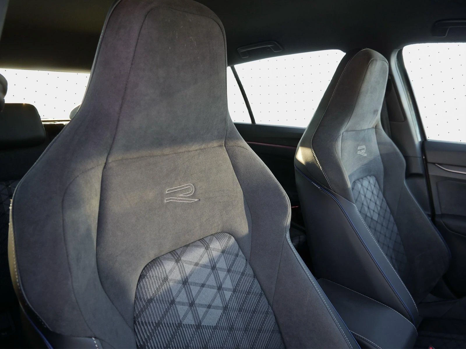 VW Golf 2.0 TDI R-LINE H/K HEAD-UP MATRIX IQ CAMERA - изображение 6