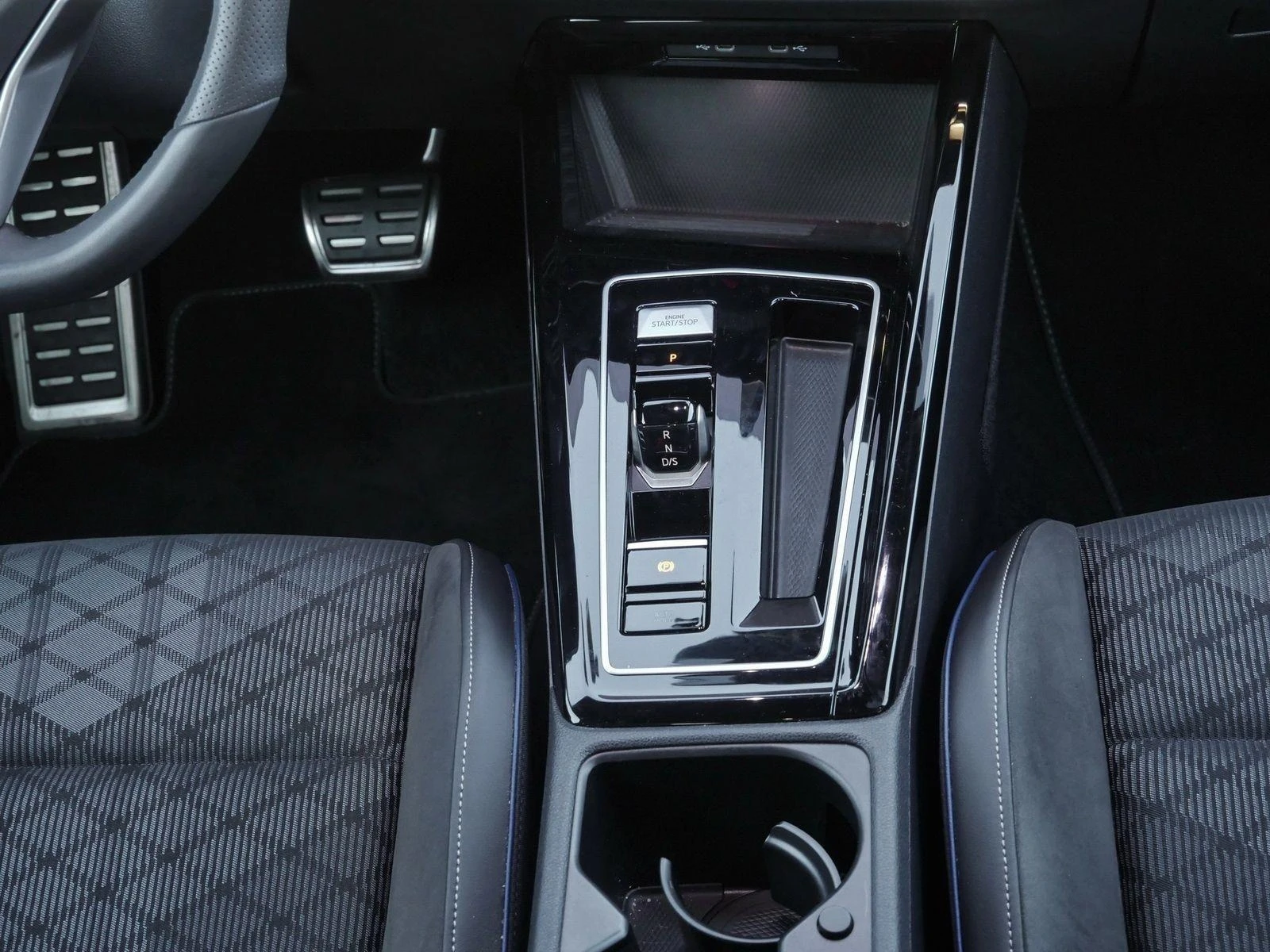 VW Golf 2.0 TDI R-LINE H/K HEAD-UP MATRIX IQ CAMERA - изображение 10