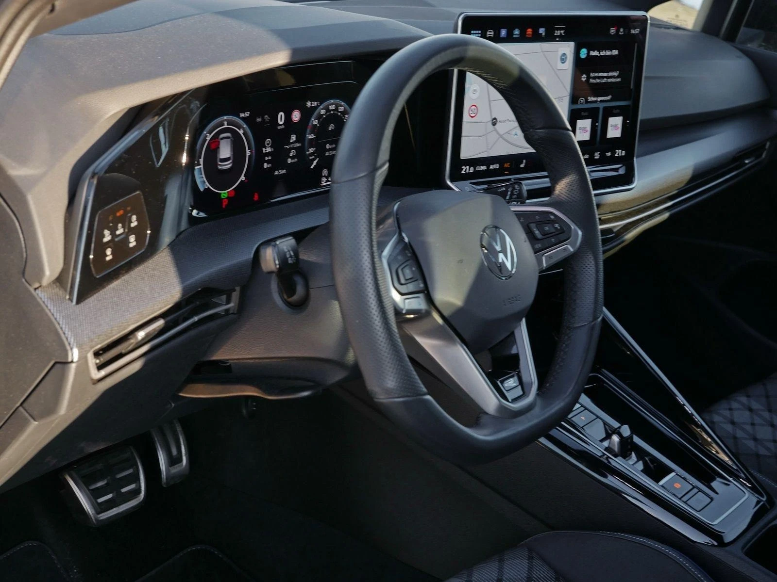 VW Golf 2.0 TDI R-LINE H/K HEAD-UP MATRIX IQ CAMERA, снимка 13 - Автомобили и джипове - 53773785