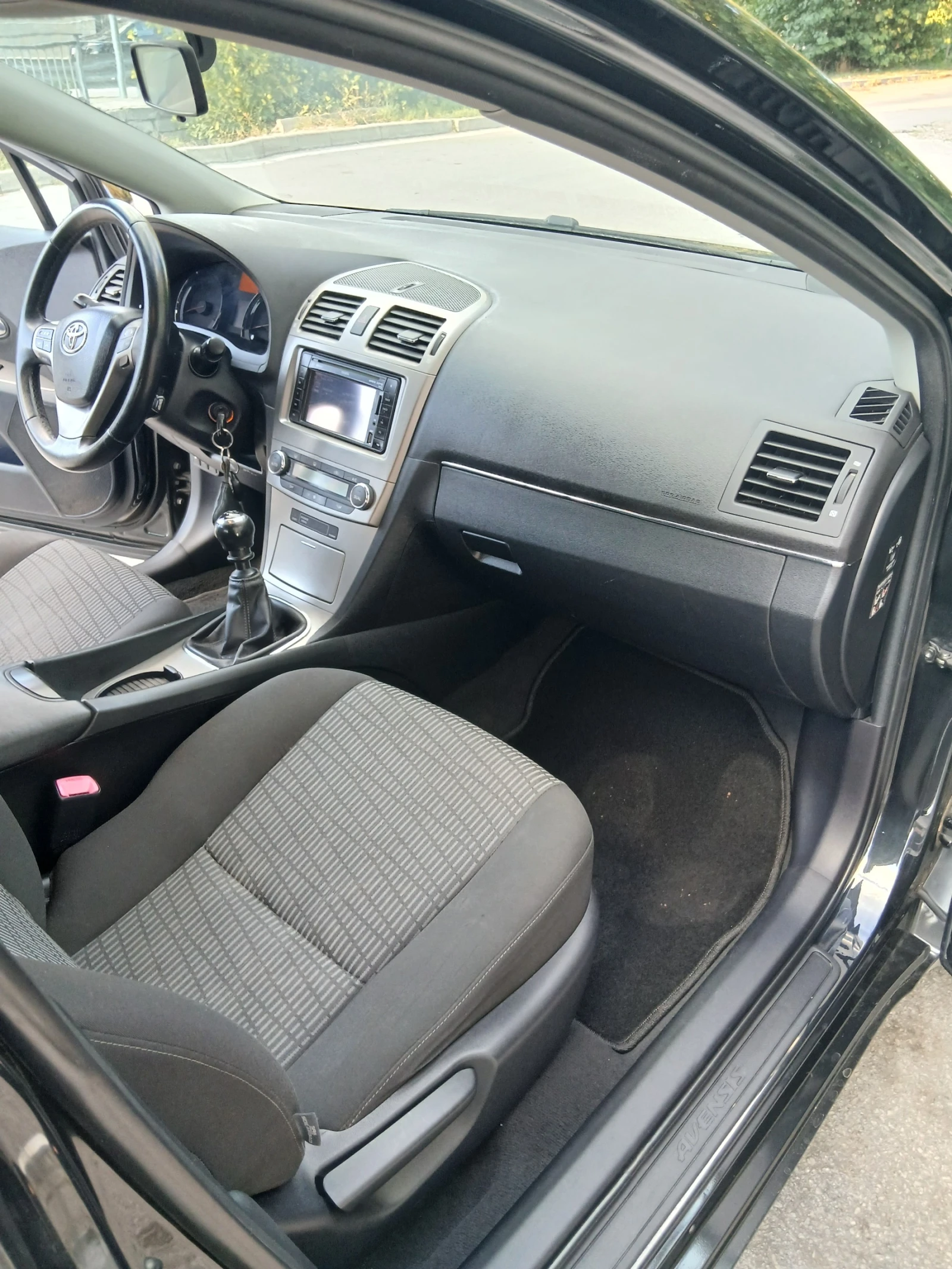 Toyota Avensis 2.2 D4D, снимка 10 - Автомобили и джипове - 56200881