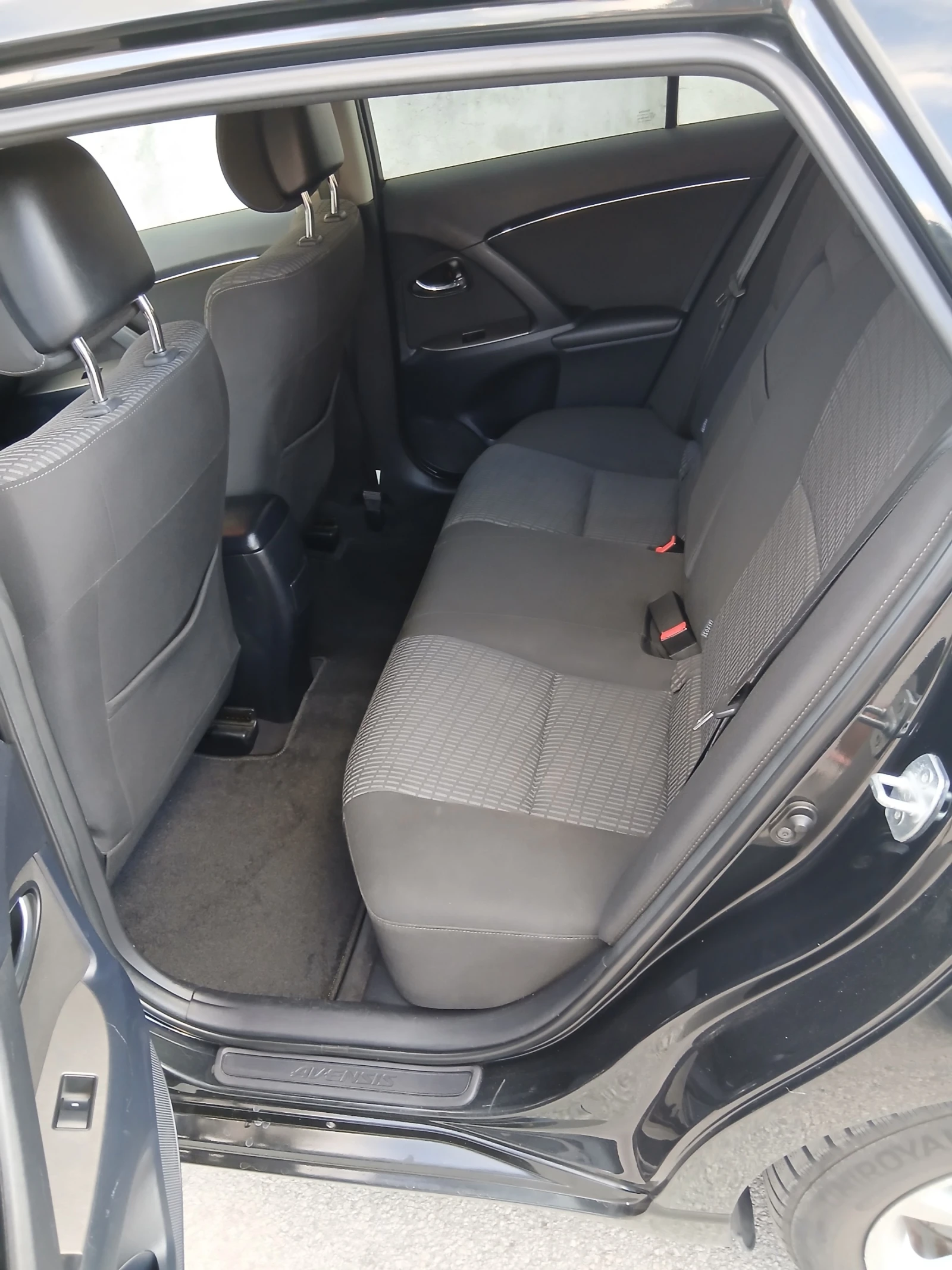 Toyota Avensis 2.2 D4D, снимка 11 - Автомобили и джипове - 56200881