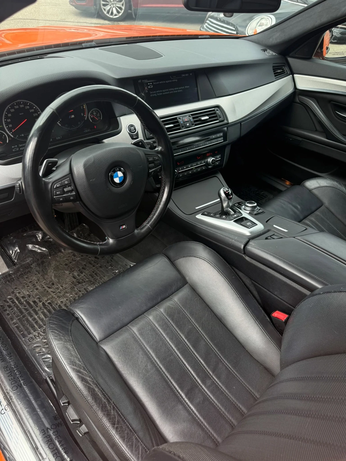 BMW M5 FIRE ORANGE* M PERFORMANCE* SOFT CLOSE* 360* ЩОРИ, снимка 12 - Автомобили и джипове - 56377738