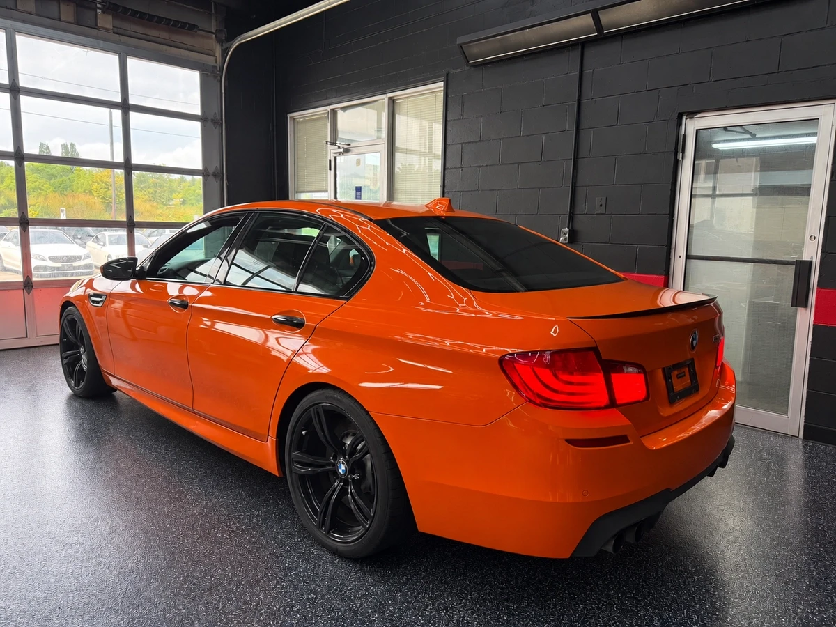 BMW M5 FIRE ORANGE* M PERFORMANCE* SOFT CLOSE* 360* ЩОРИ, снимка 3 - Автомобили и джипове - 56377738