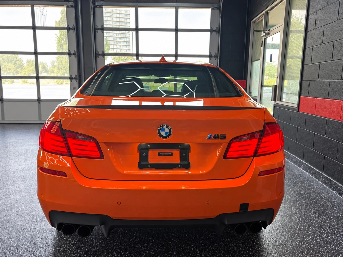 BMW M5 FIRE ORANGE* M PERFORMANCE* SOFT CLOSE* 360* ЩОРИ, снимка 2 - Автомобили и джипове - 56377738