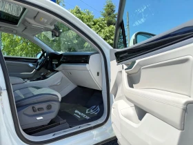 VW Touareg 3.0TDI V6 R-Line 4Motion Full Optional Black&Withe, снимка 9