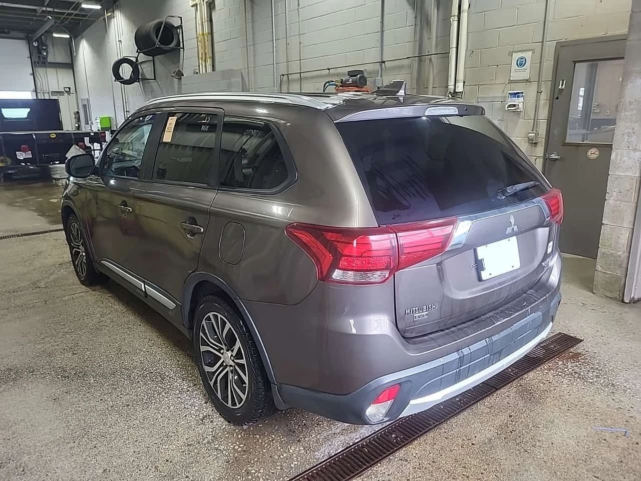 Mitsubishi Outlander  ES| ПОДГРЕВИ| ПАНОРАМА| 7 МЕСТЕН| , снимка 5 - Автомобили и джипове - 54627270