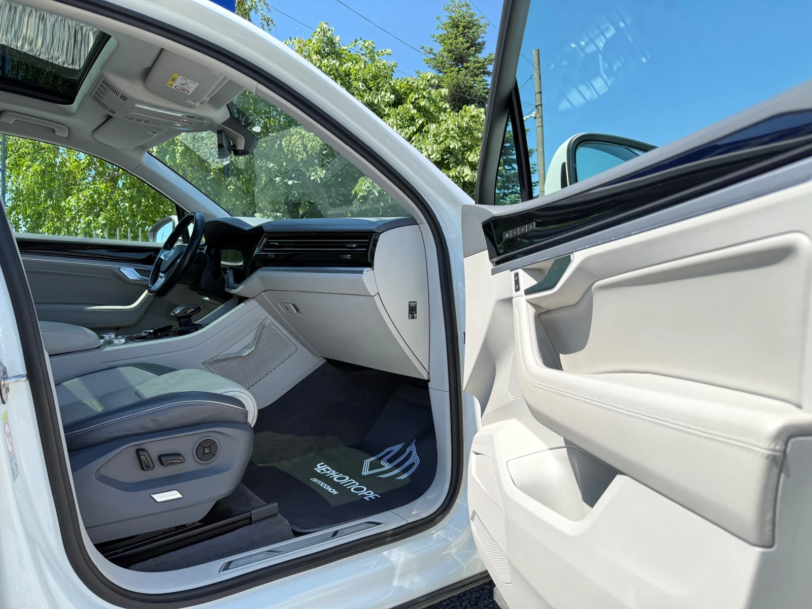 VW Touareg 3.0TDI V6 R-Line 4Motion Full Optional Black&Withe, снимка 9 - Автомобили и джипове - 54681641