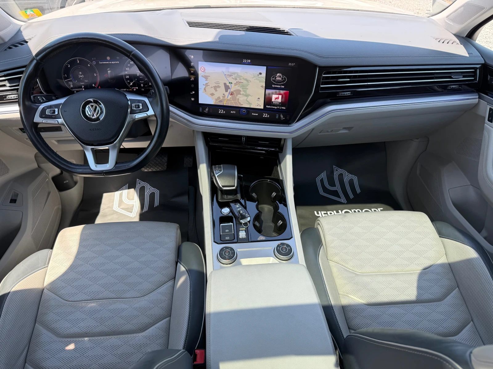 VW Touareg 3.0TDI V6 R-Line 4Motion Full Optional Black&Withe, снимка 12 - Автомобили и джипове - 54681641