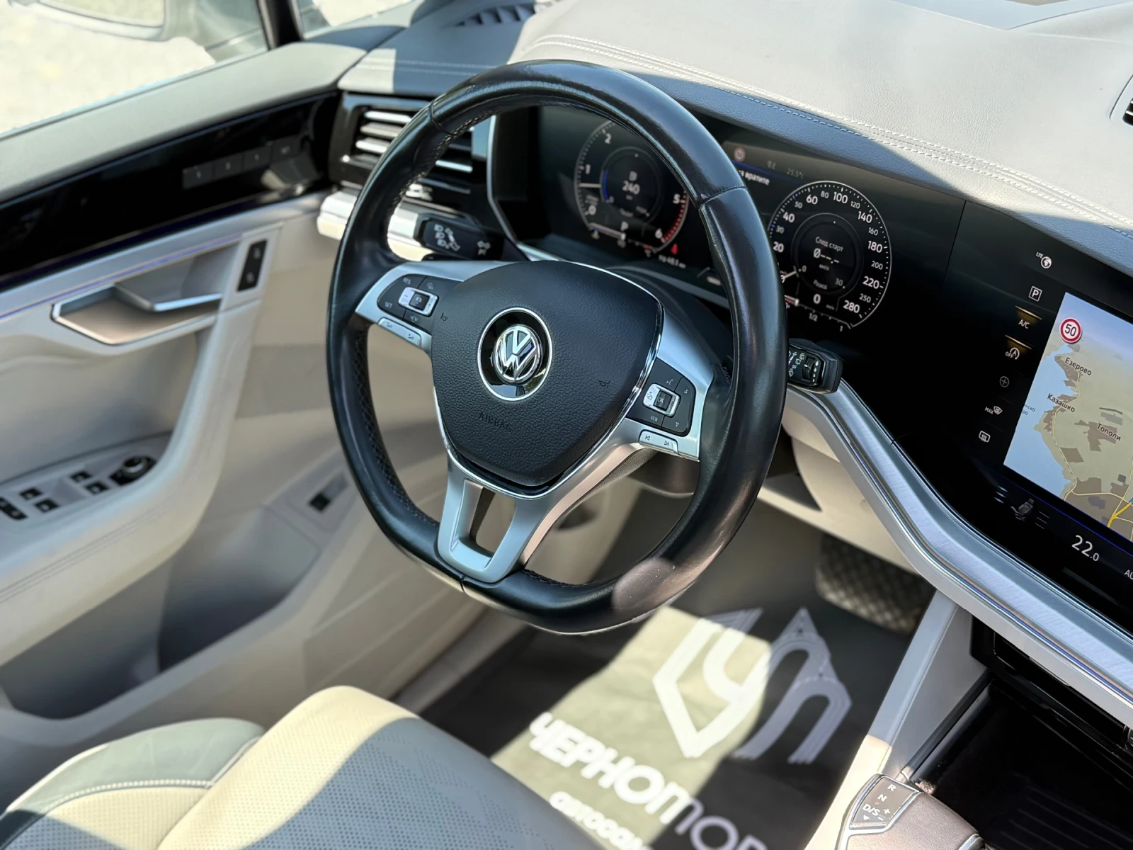 VW Touareg 3.0TDI V6 R-Line 4Motion Full Optional Black&Withe, снимка 14 - Автомобили и джипове - 54681641