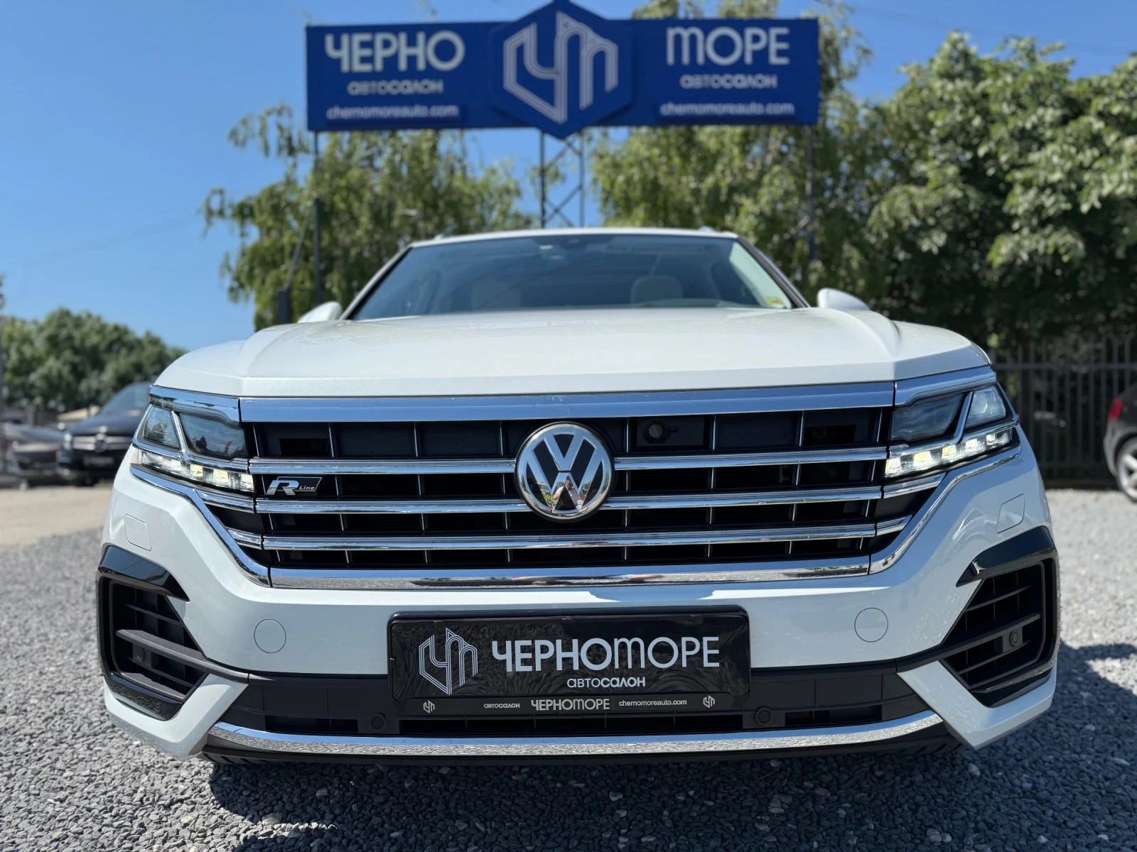 VW Touareg 3.0TDI V6 R-Line 4Motion Full Optional Black&Withe, снимка 2 - Автомобили и джипове - 54681641