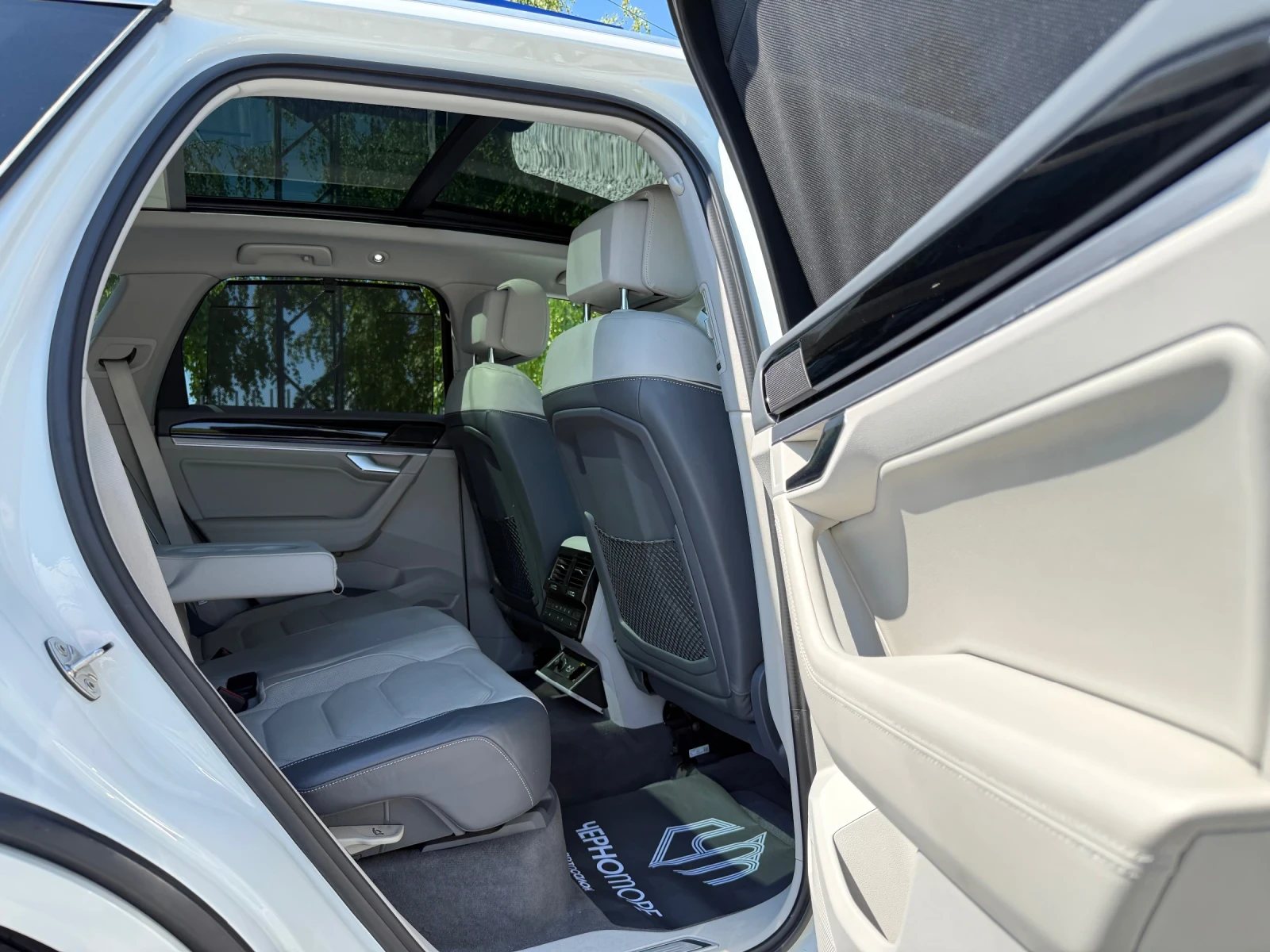 VW Touareg 3.0TDI V6 R-Line 4Motion Full Optional Black&Withe, снимка 11 - Автомобили и джипове - 54681641