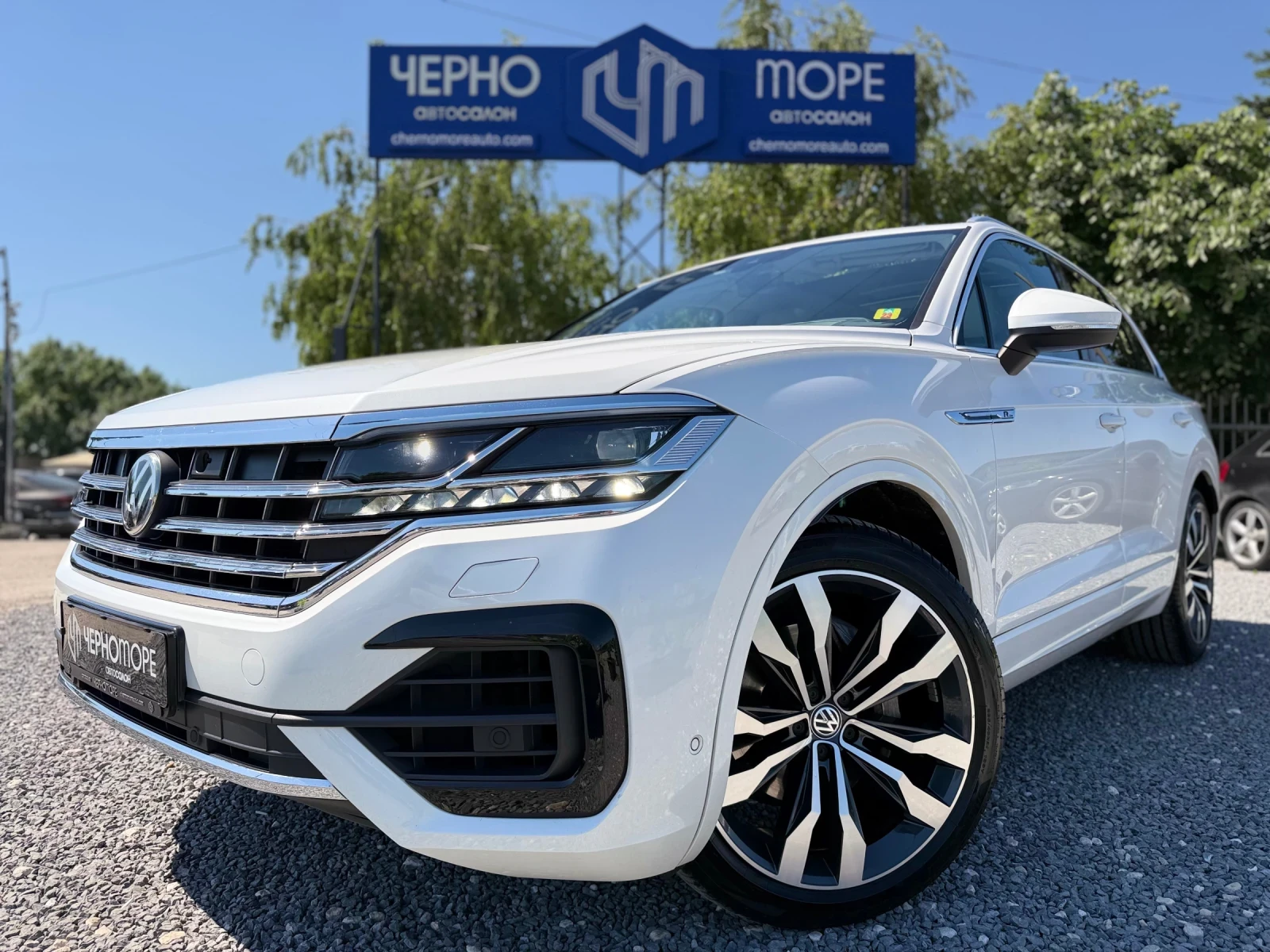 VW Touareg 3.0TDI V6 R-Line 4Motion Full Optional Black&Withe, снимка 3 - Автомобили и джипове - 54681641