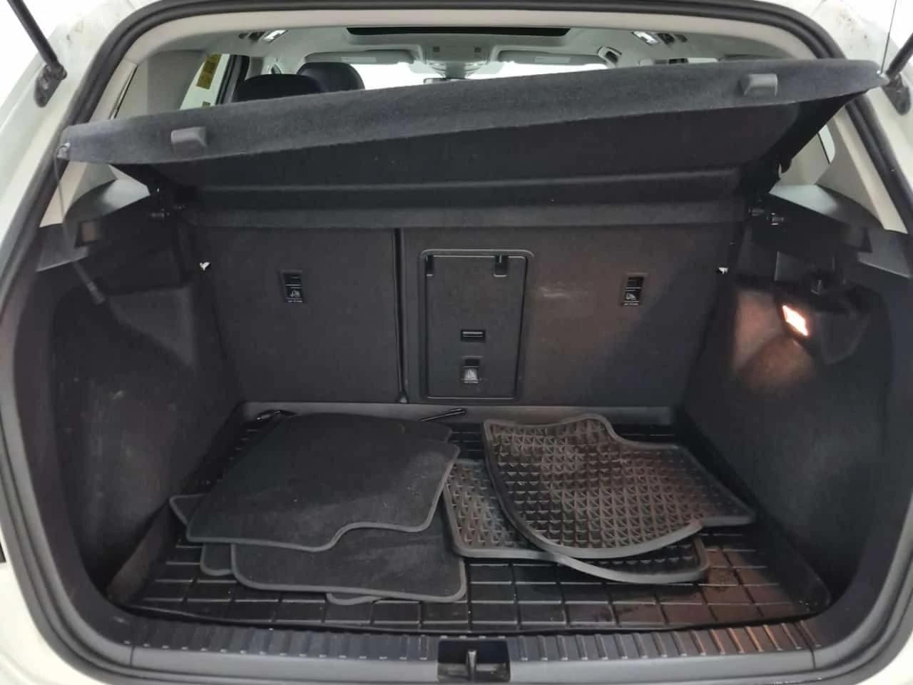 VW Taos HIGHLINE| LANE ASSIST| ПОДГРЕВИ| ПАНО| 2 КЛЮЧА| , снимка 14 - Автомобили и джипове - 55009491