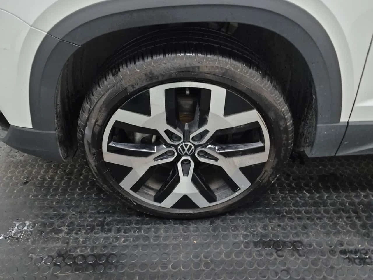 VW Taos HIGHLINE| LANE ASSIST| ПОДГРЕВИ| ПАНО| 2 КЛЮЧА| , снимка 6 - Автомобили и джипове - 55009491