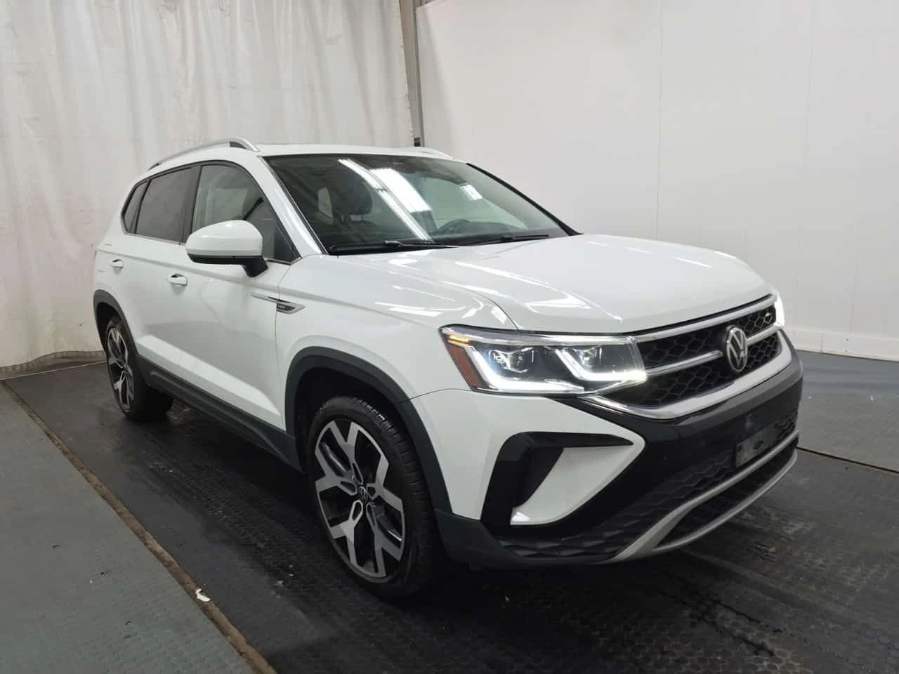 VW Taos HIGHLINE| LANE ASSIST| ПОДГРЕВИ| ПАНО| 2 КЛЮЧА| , снимка 2 - Автомобили и джипове - 55009491