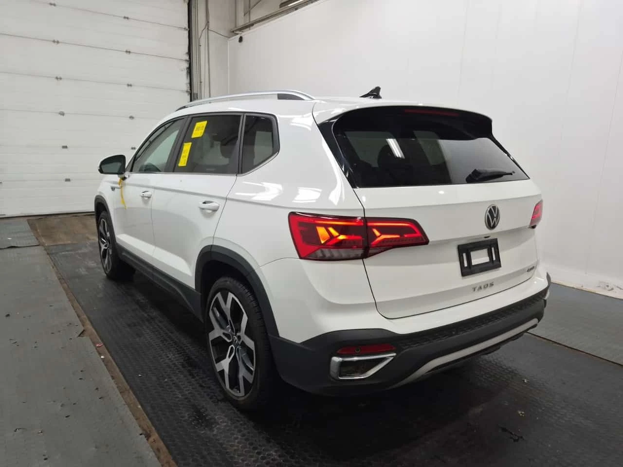 VW Taos HIGHLINE| LANE ASSIST| ПОДГРЕВИ| ПАНО| 2 КЛЮЧА| , снимка 5 - Автомобили и джипове - 55009491