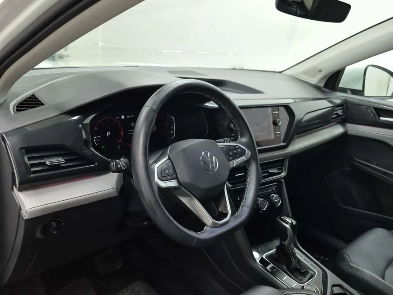 VW Taos HIGHLINE| LANE ASSIST| ПОДГРЕВИ| ПАНО| 2 КЛЮЧА| , снимка 9 - Автомобили и джипове - 55009491