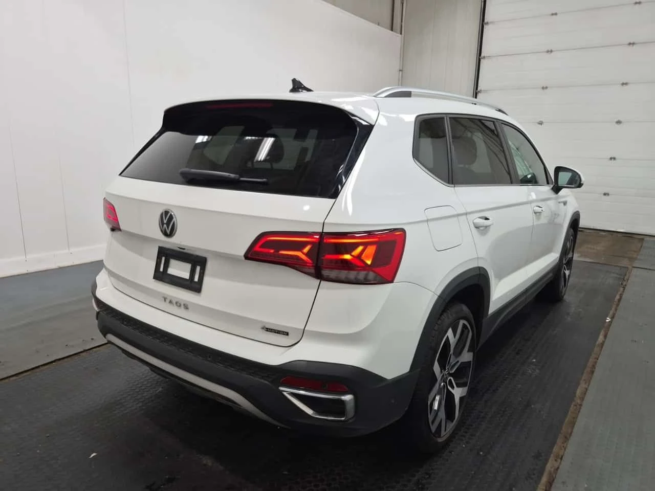 VW Taos HIGHLINE| LANE ASSIST| ПОДГРЕВИ| ПАНО| 2 КЛЮЧА| , снимка 3 - Автомобили и джипове - 55009491