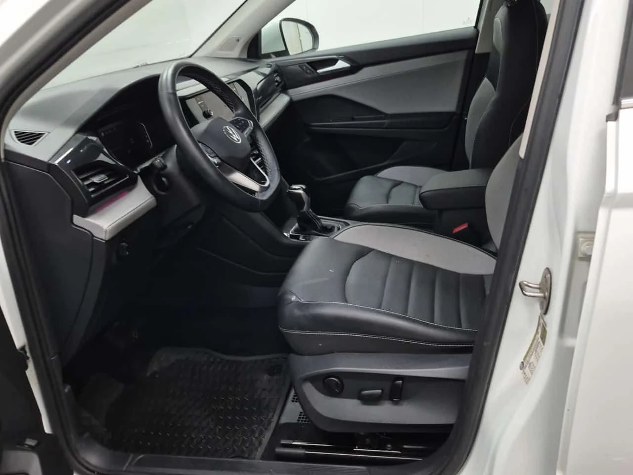 VW Taos HIGHLINE| LANE ASSIST| ПОДГРЕВИ| ПАНО| 2 КЛЮЧА| , снимка 8 - Автомобили и джипове - 55009491
