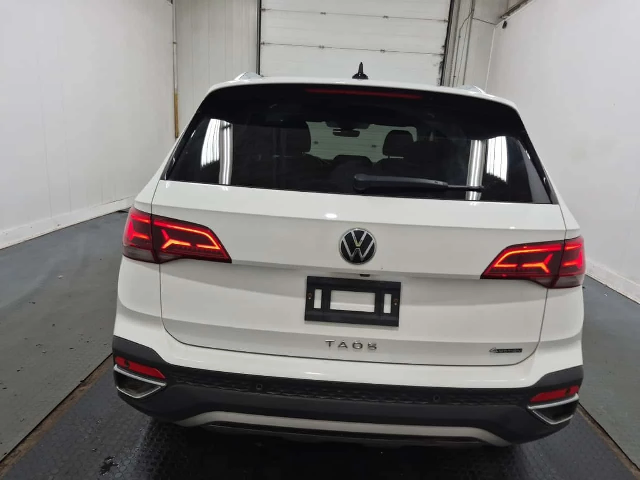 VW Taos HIGHLINE| LANE ASSIST| ПОДГРЕВИ| ПАНО| 2 КЛЮЧА| , снимка 4 - Автомобили и джипове - 55009491