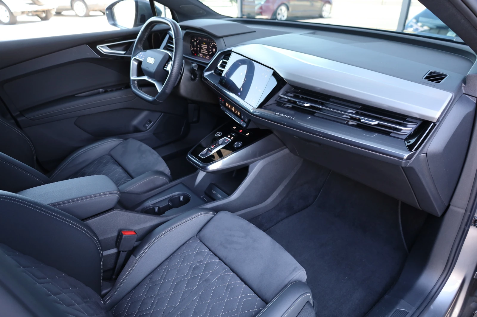 Audi Q4 * S-LINE* QUATTRO* RS* OLED LIGHTS* SONOS* , снимка 15 - Автомобили и джипове - 55241348