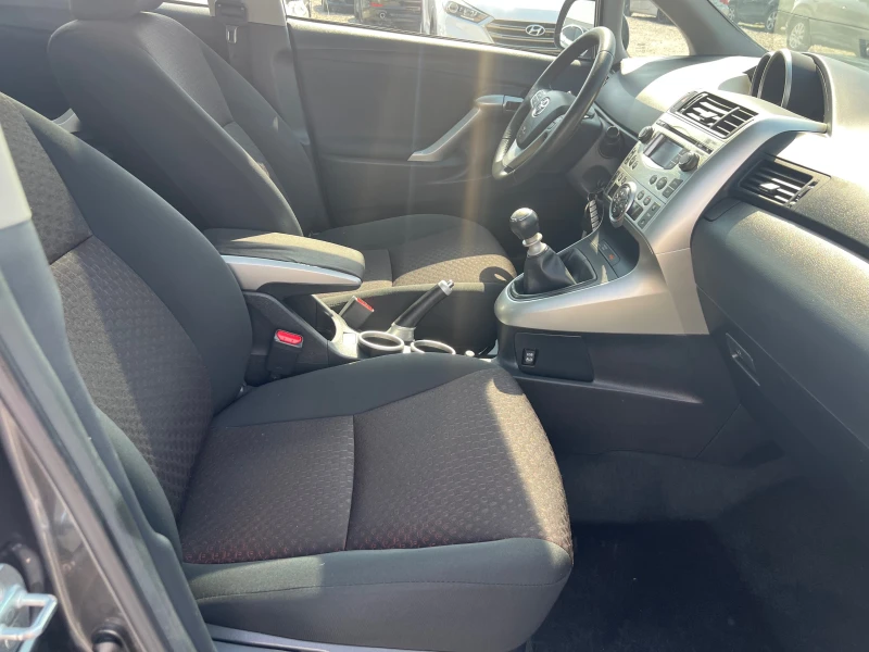 Toyota Verso 2.0 D4D, снимка 12 - Автомобили и джипове - 50324372