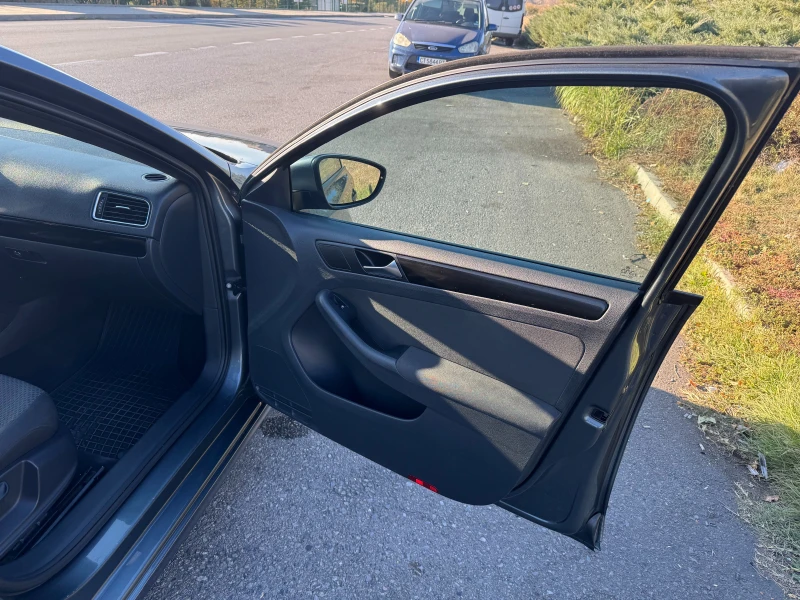 VW Jetta 1.6, снимка 9 - Автомобили и джипове - 53159579