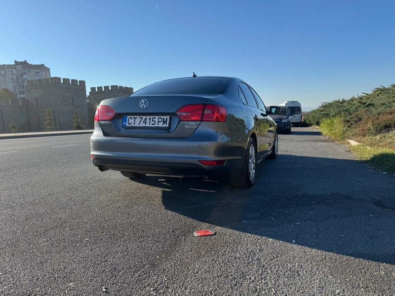 VW Jetta 1.6, снимка 2 - Автомобили и джипове - 53159579