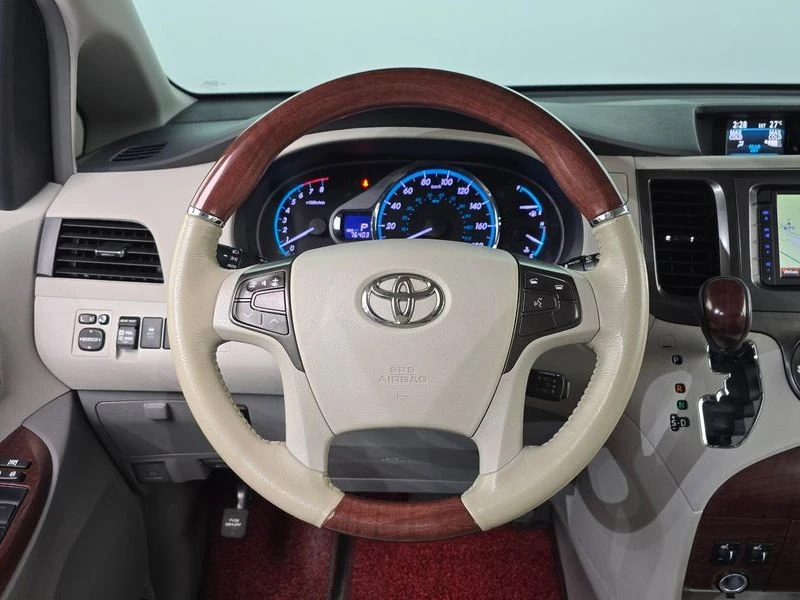 Toyota Sienna 3.5 2GR Automatic, снимка 9 - Автомобили и джипове - 55662693