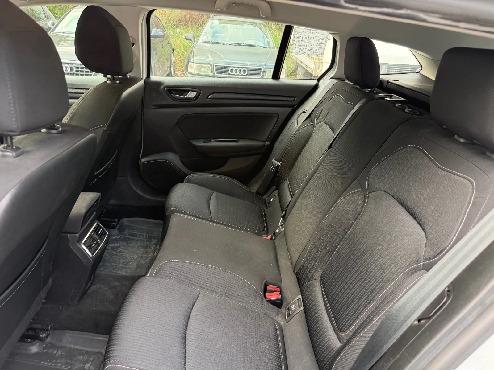 Renault Megane 1.5 DCI, снимка 10 - Автомобили и джипове - 55409162