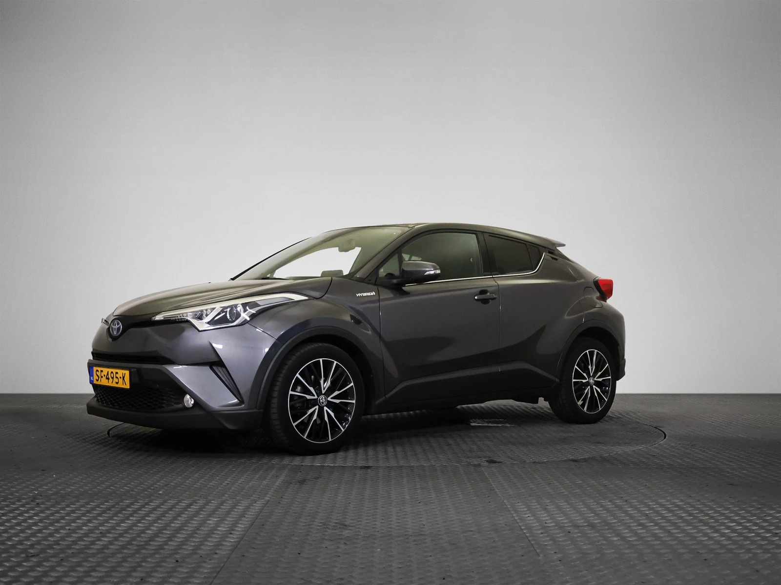 Toyota C-HR 1.8 Dynamic Hybrid Автоматик 98 к.с