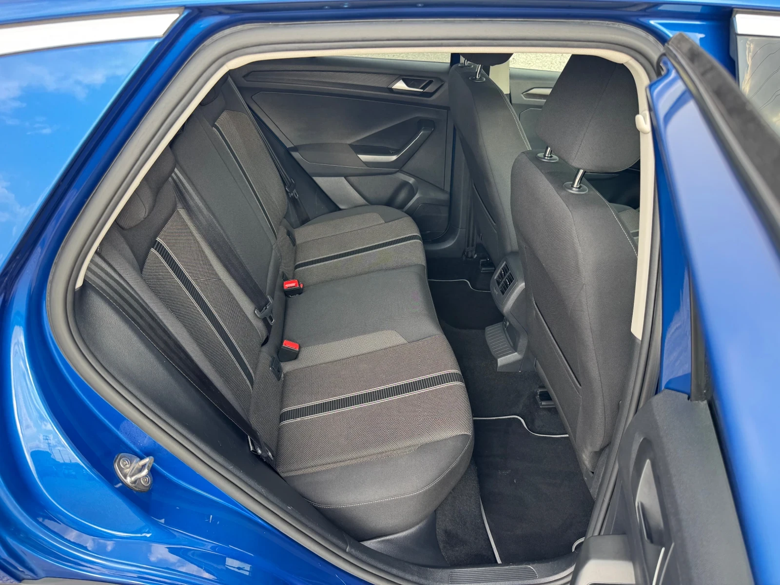 VW T-Roc 2.0, Автомат, Нави, Подгрев, Камера, снимка 12 - Автомобили и джипове - 55603248