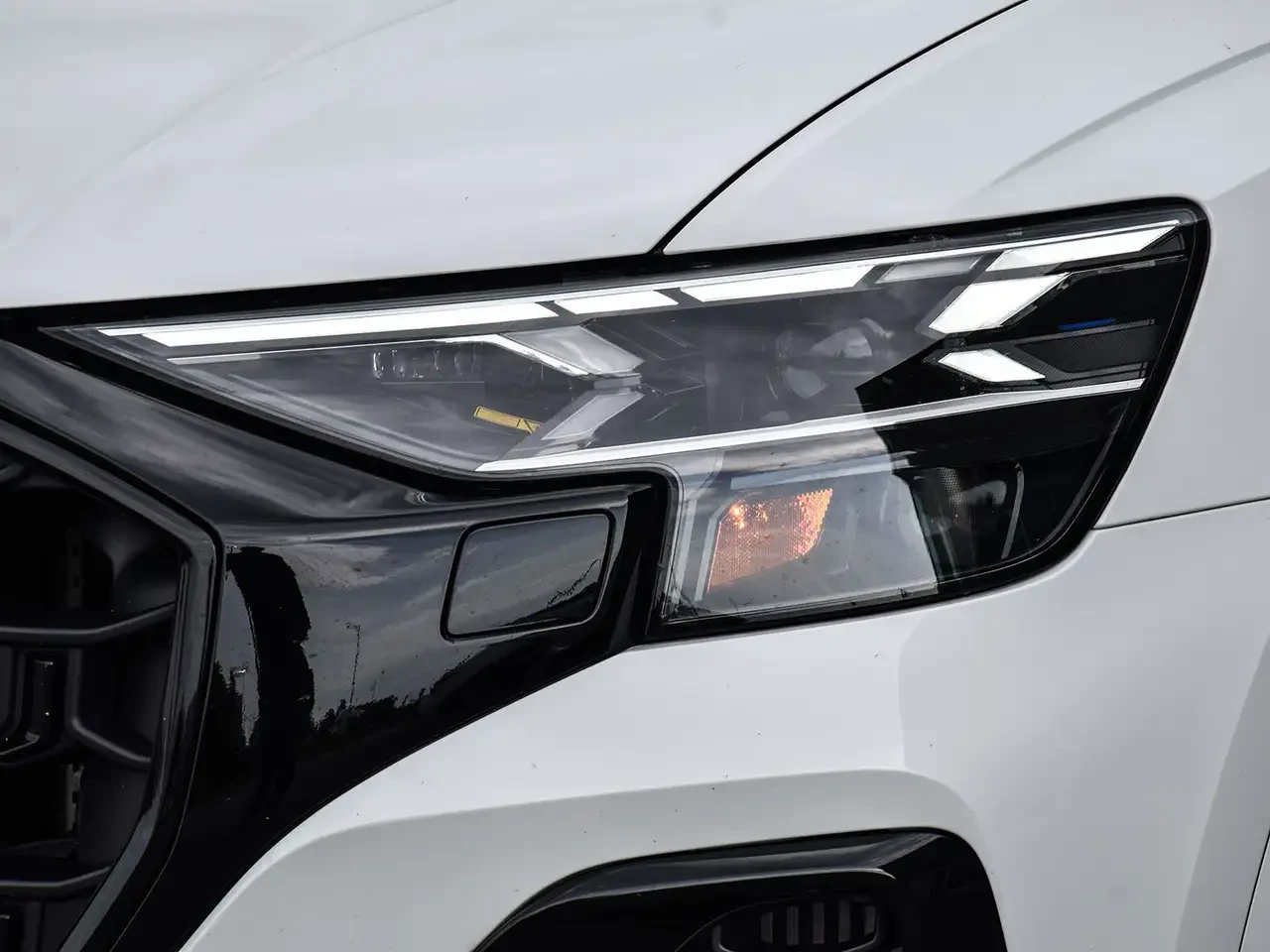 Audi SQ8, снимка 6 - Автомобили и джипове - 56227559