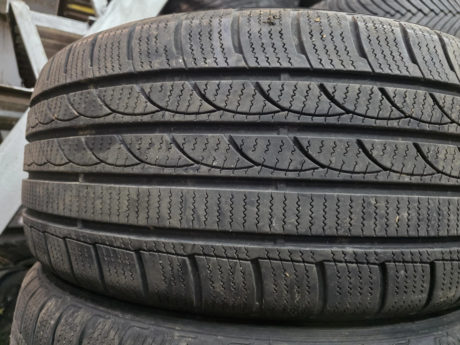 Гуми Зимни 235/50R18