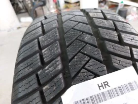 Гуми Зимни 225/40R18, снимка 2 - Гуми и джанти - 44493076